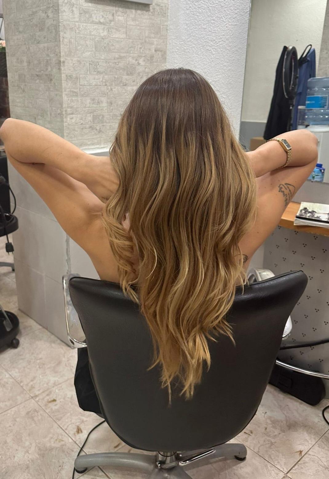 Balayage castaño ondas en D'Raggio Estilistas Barcelona